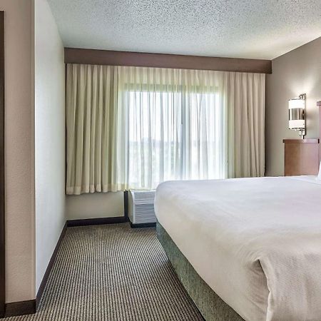 Wyndham Garden Kansas City Airport Exterior photo