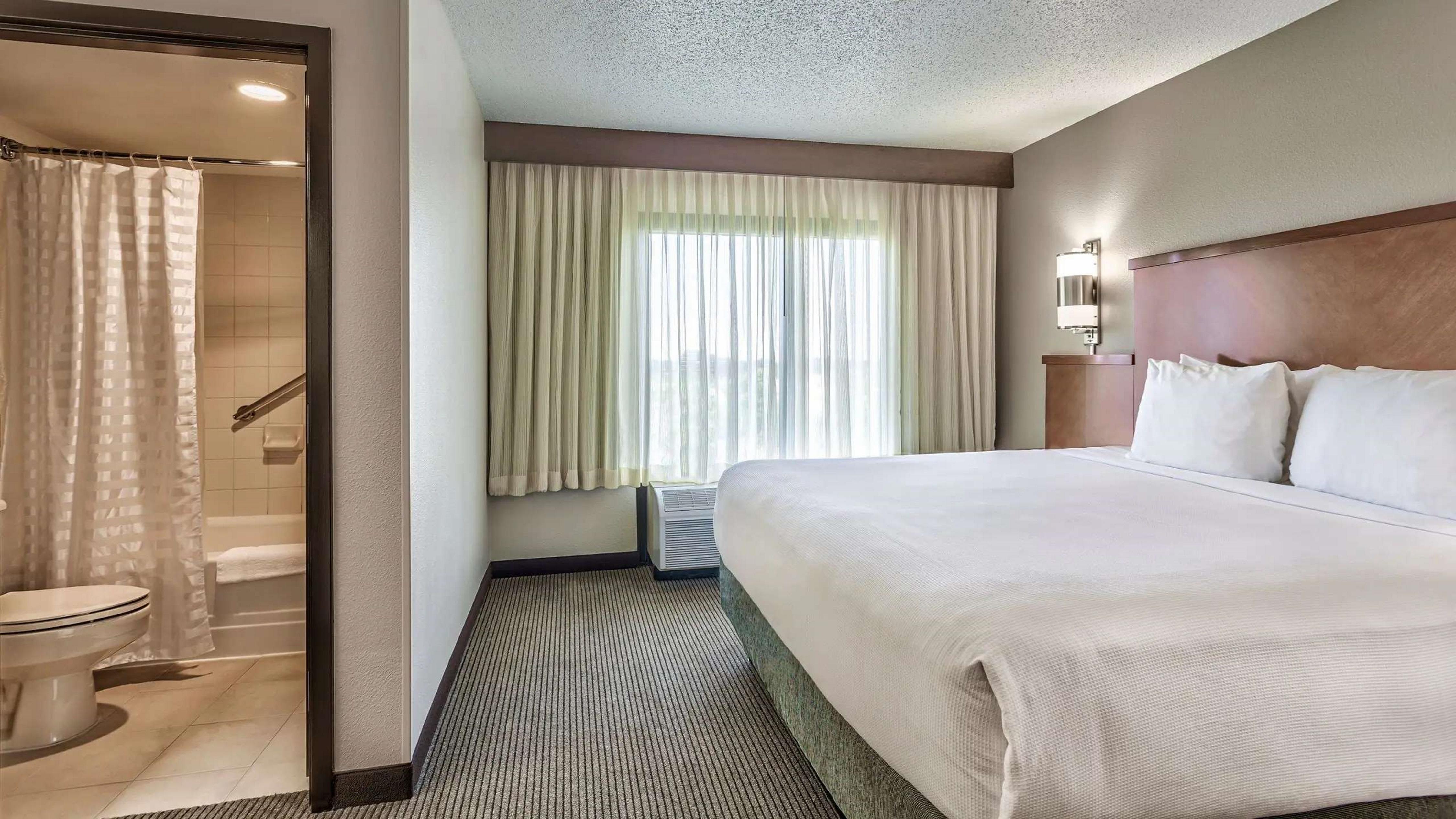 Wyndham Garden Kansas City Airport Exterior photo