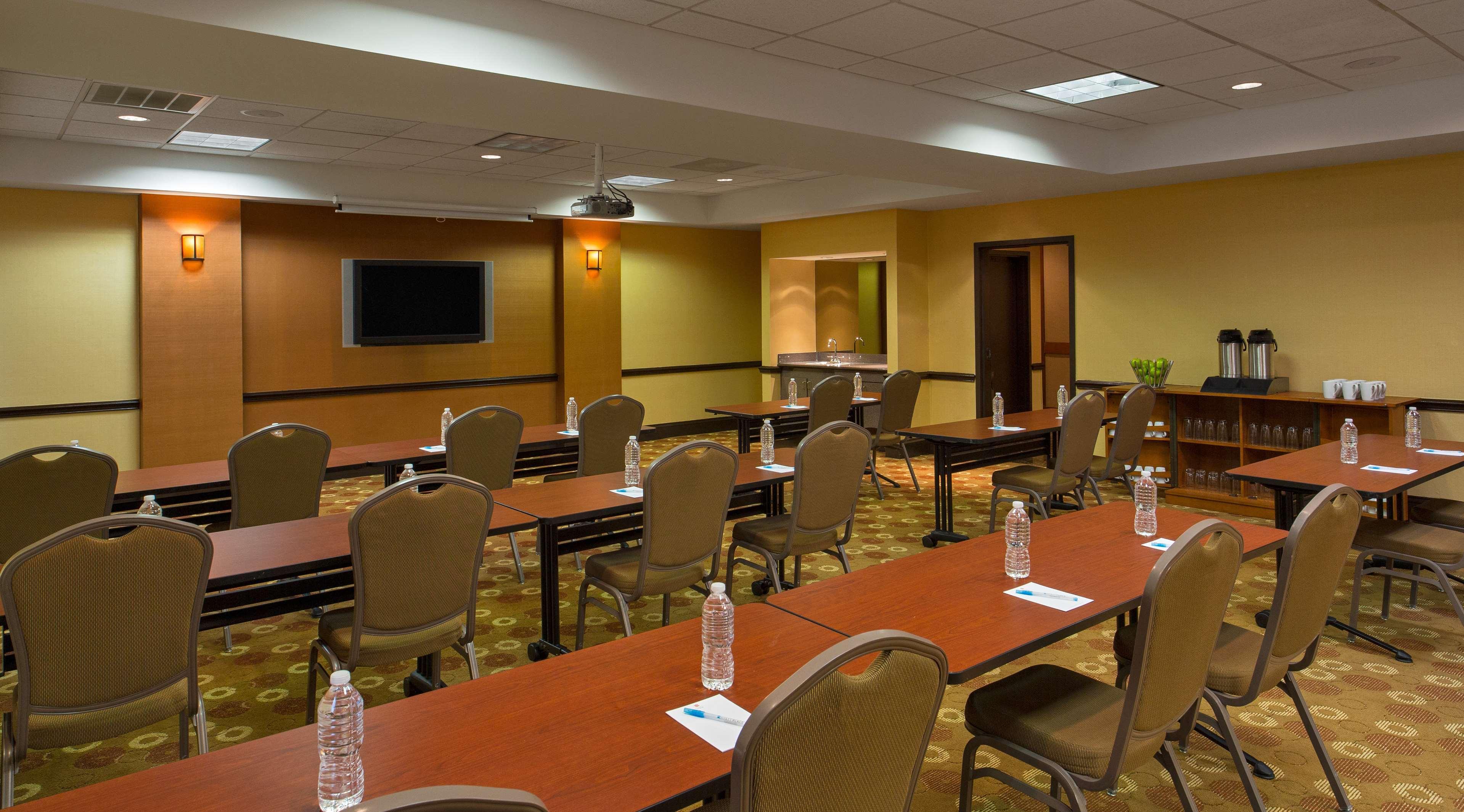 Wyndham Garden Kansas City Airport Exterior photo