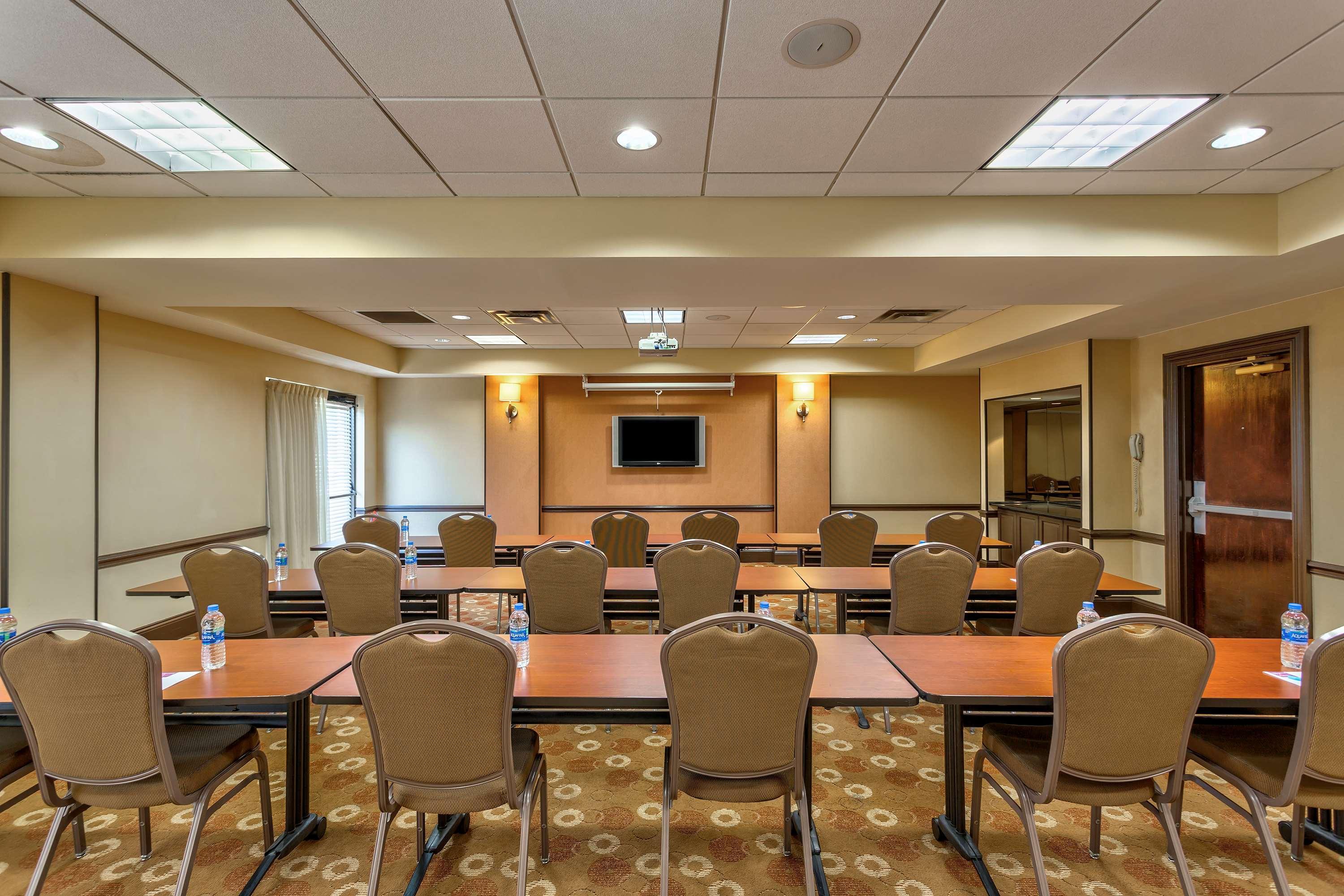 Wyndham Garden Kansas City Airport Exterior photo