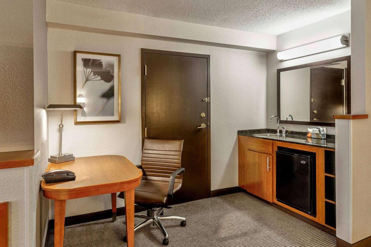 Wyndham Garden Kansas City Airport Exterior photo