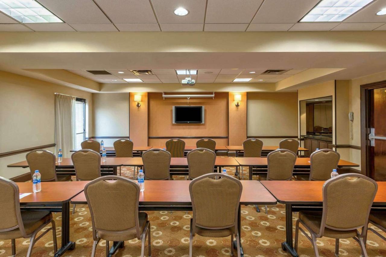 Wyndham Garden Kansas City Airport Exterior photo