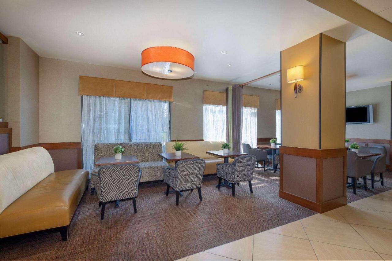 Wyndham Garden Kansas City Airport Exterior photo