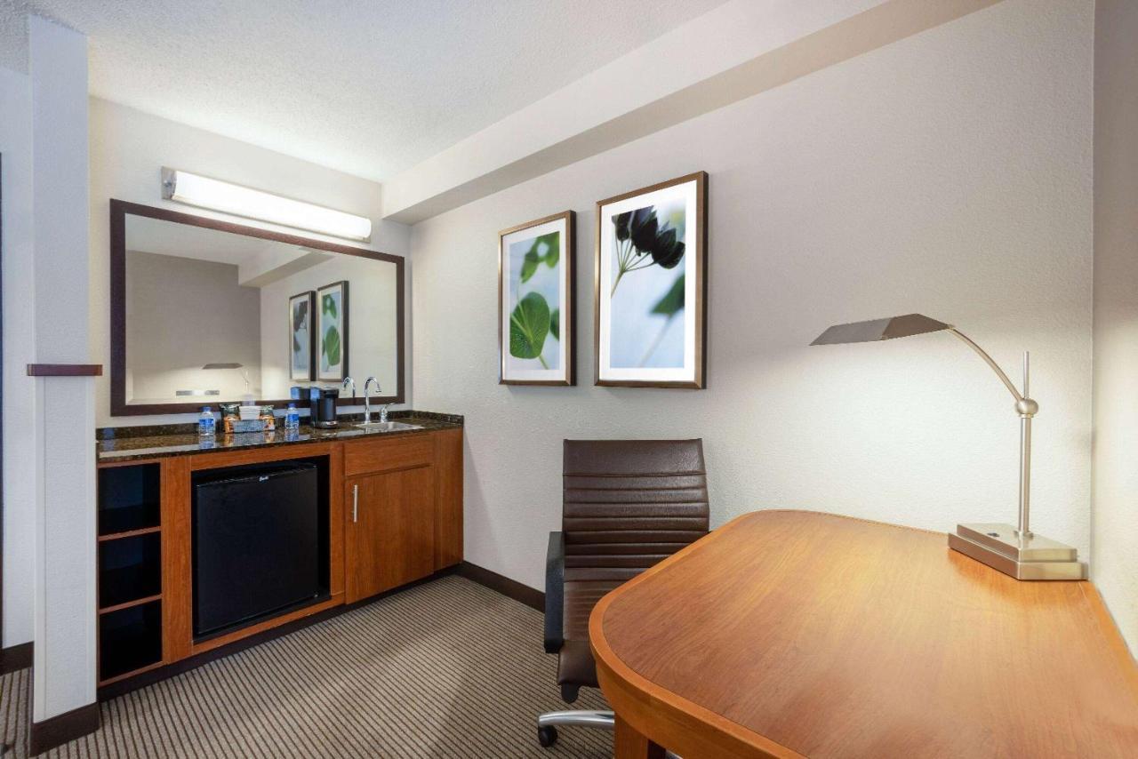 Wyndham Garden Kansas City Airport Exterior photo
