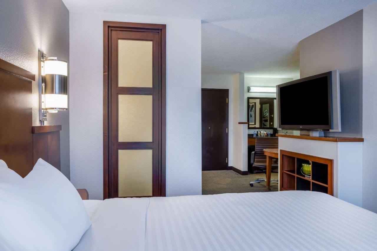 Wyndham Garden Kansas City Airport Exterior photo