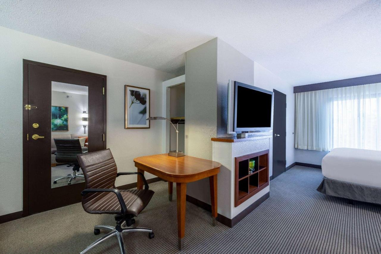 Wyndham Garden Kansas City Airport Exterior photo