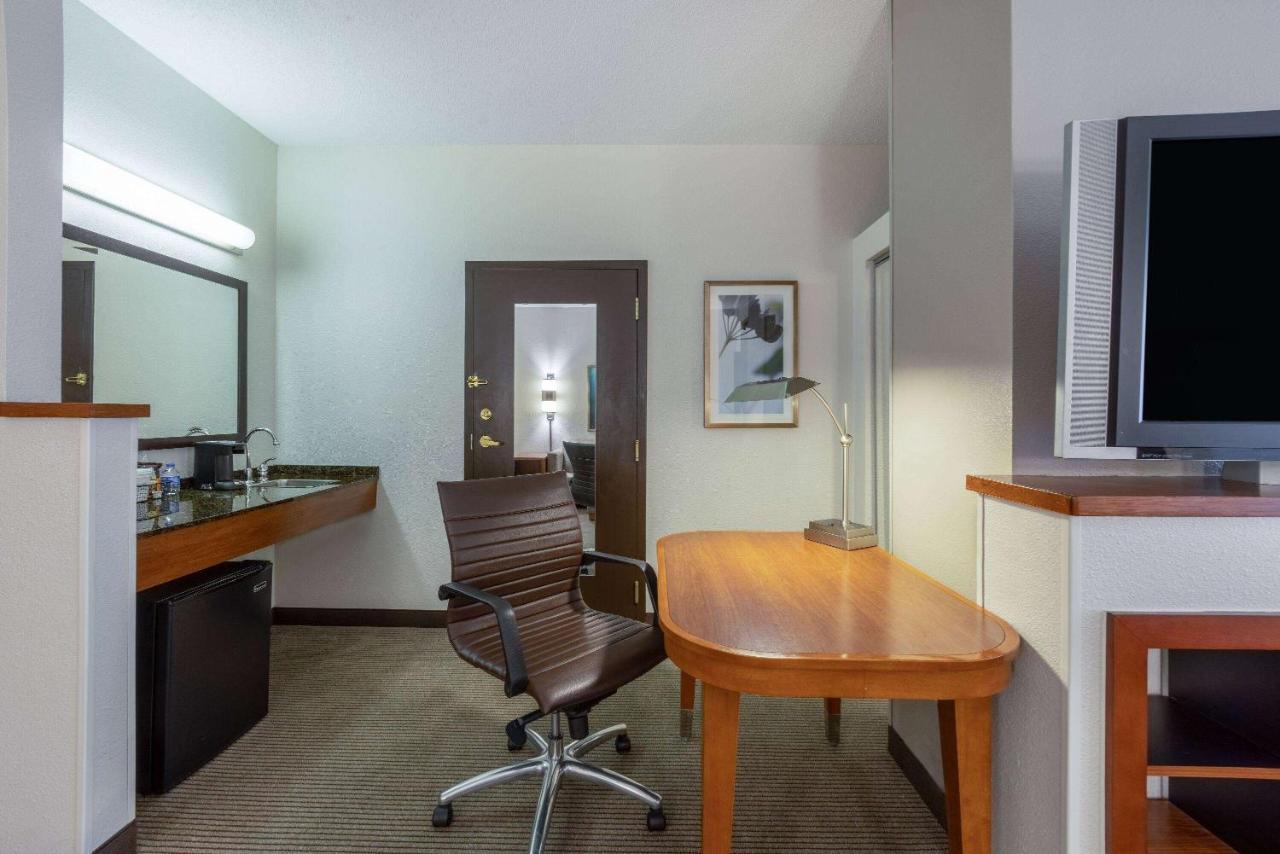 Wyndham Garden Kansas City Airport Exterior photo