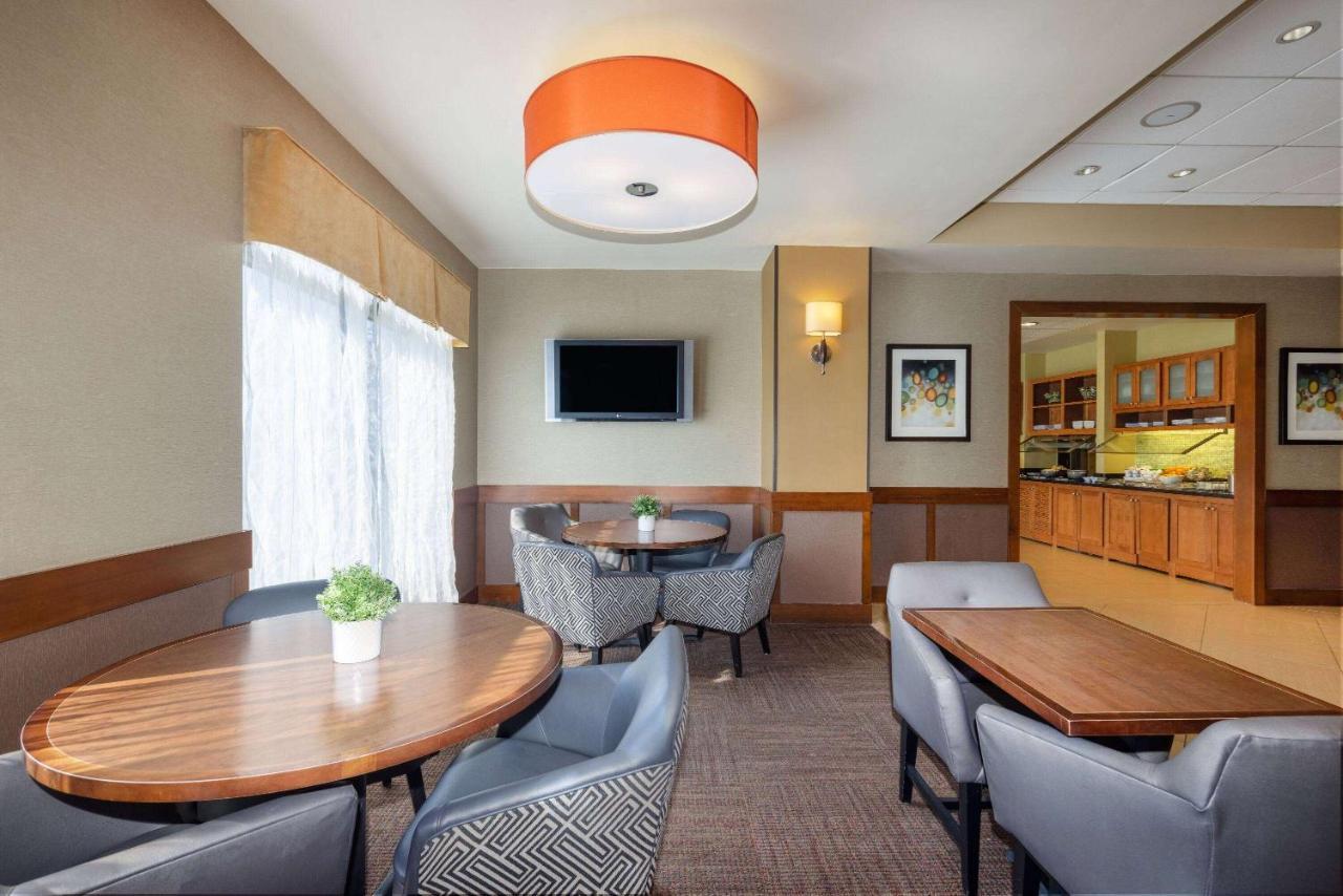 Wyndham Garden Kansas City Airport Exterior photo